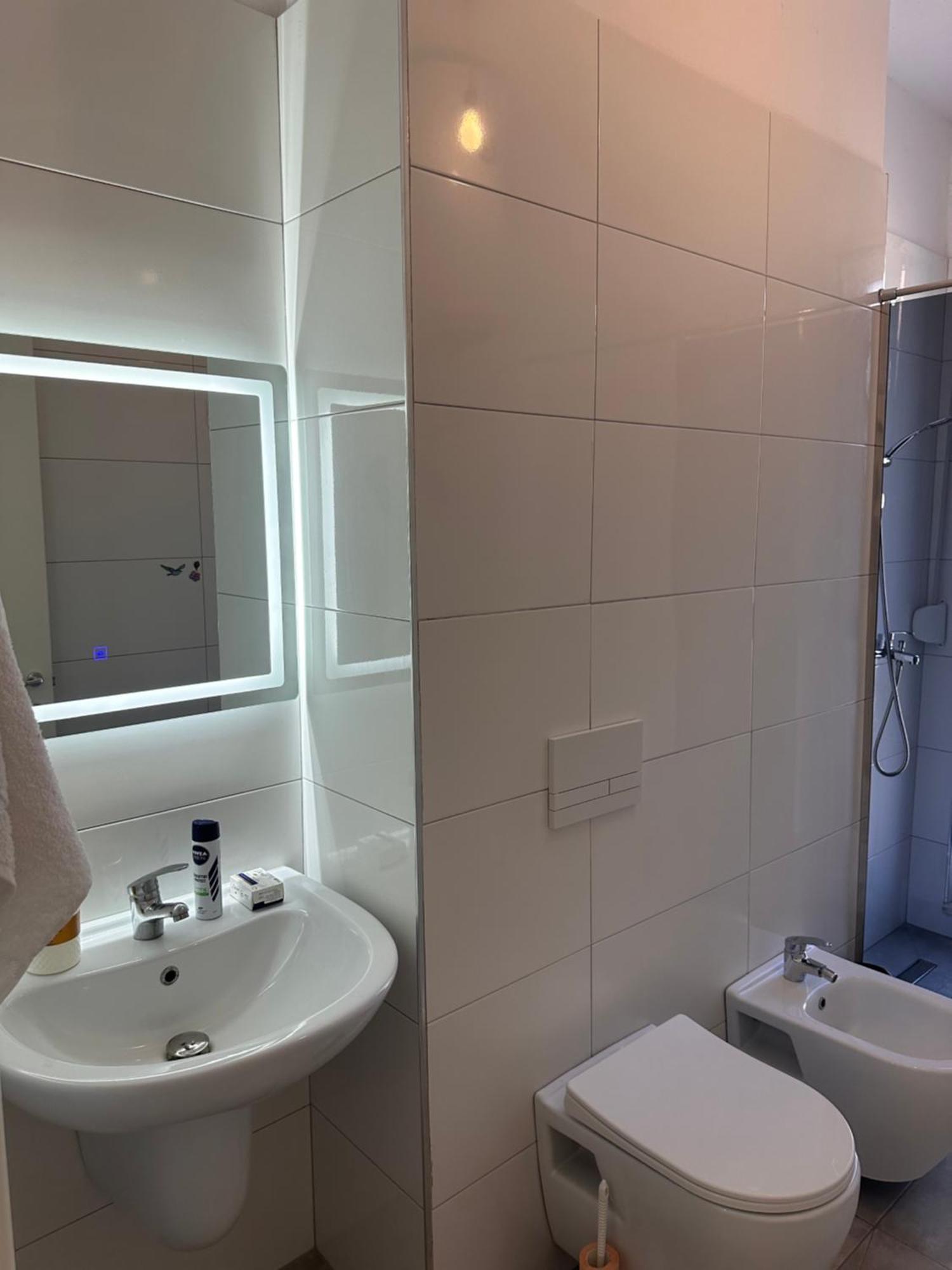 Bratti'S Apartment Near Tirana Center And Mother Teresa Airport Buitenkant foto