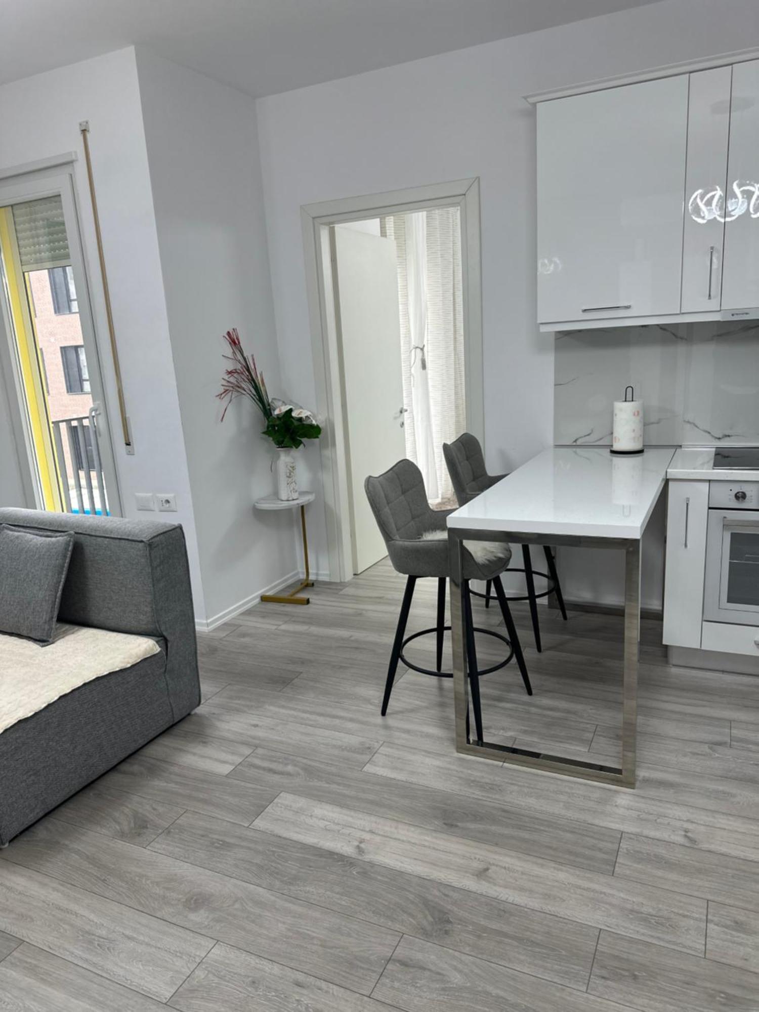 Bratti'S Apartment Near Tirana Center And Mother Teresa Airport Buitenkant foto